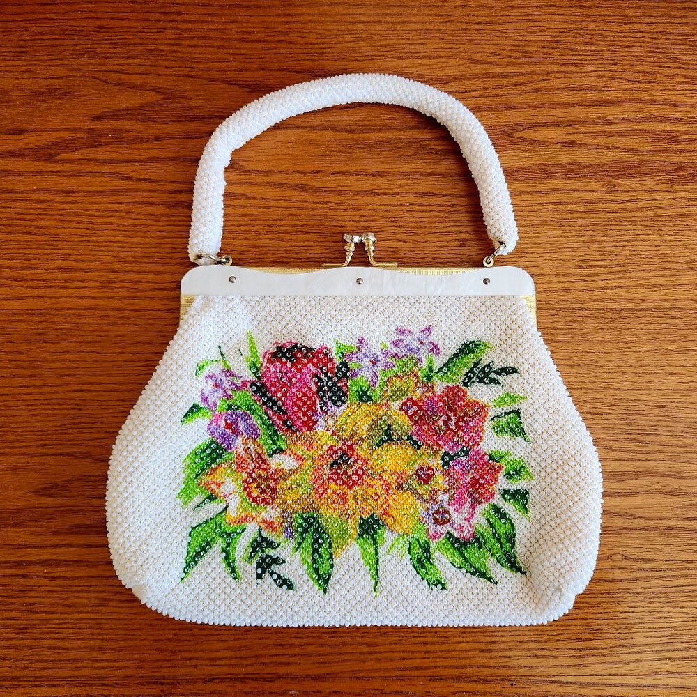 VINTAGE 1960-S BEADED BAG WITH FLOWER DESIGN.
